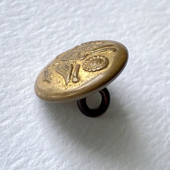 Vintage Post 1902 US Army Great Seal Uniform Button 15mm Gold Fechheimer Bros - Picture 3 of 4
